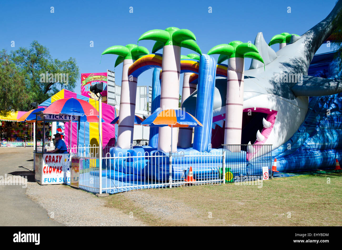 Springen, Burg und Rutsche warten auf frühen Kunden in Tamworth Australia Agricultural Show März 2015 Stockfoto