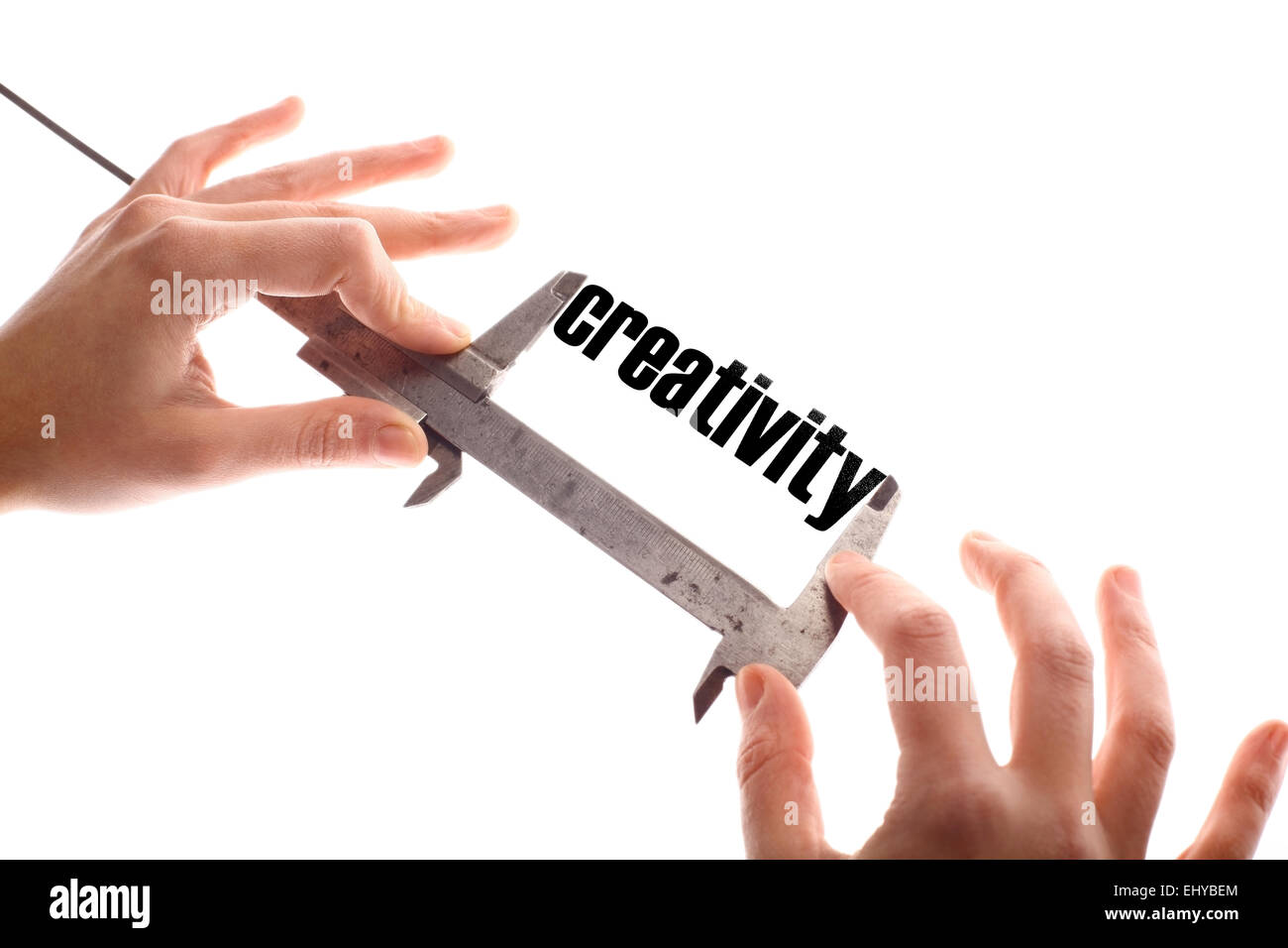 Farbe der horizontalen Schuss von zwei Hände halten ein Bremssattel und messen das Wort "Kreativität". Stockfoto