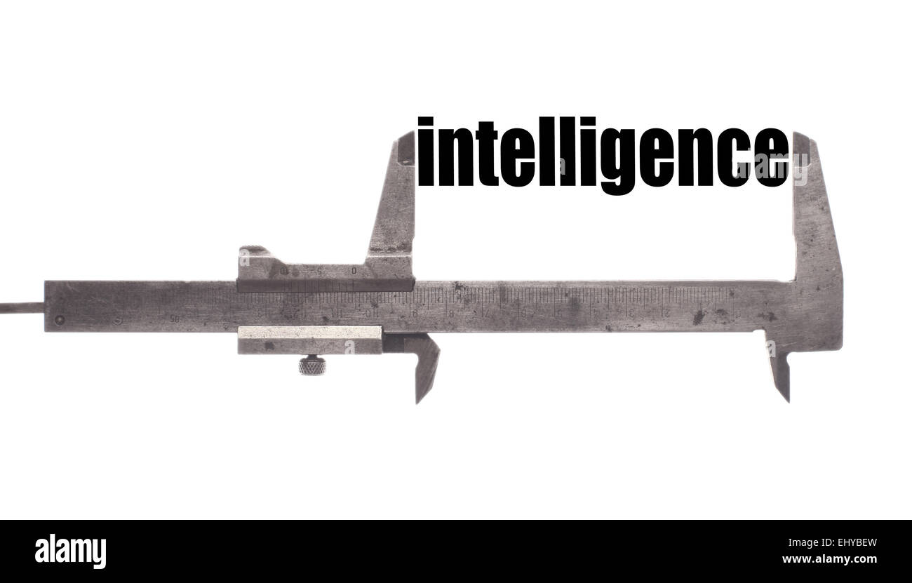 Farbe der horizontalen Schuss von einem Bremssattel messen das Wort "Intelligenz". Stockfoto