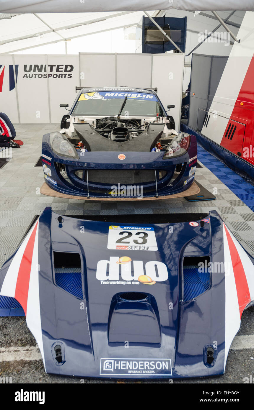 Ginetta GT-Rennwagen in der Box für ein Rennen in Oulton Park Rennstrecke vorbereitet Stockfoto
