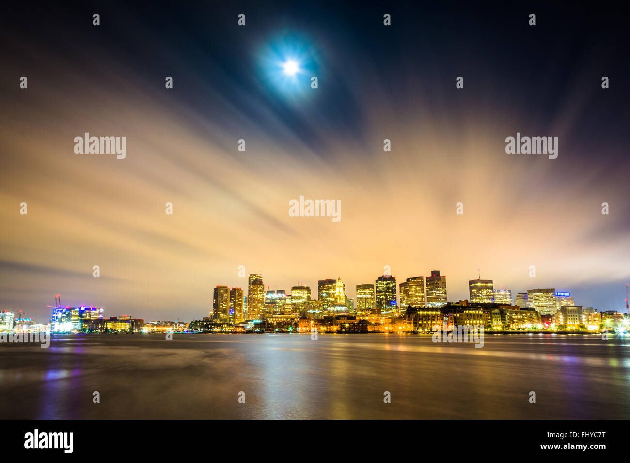 Mond und Wolken über den Himmel über der Skyline von Boston in der Nacht vom LoPresti Park in East Boston, Massachuset aus gesehen Stockfoto