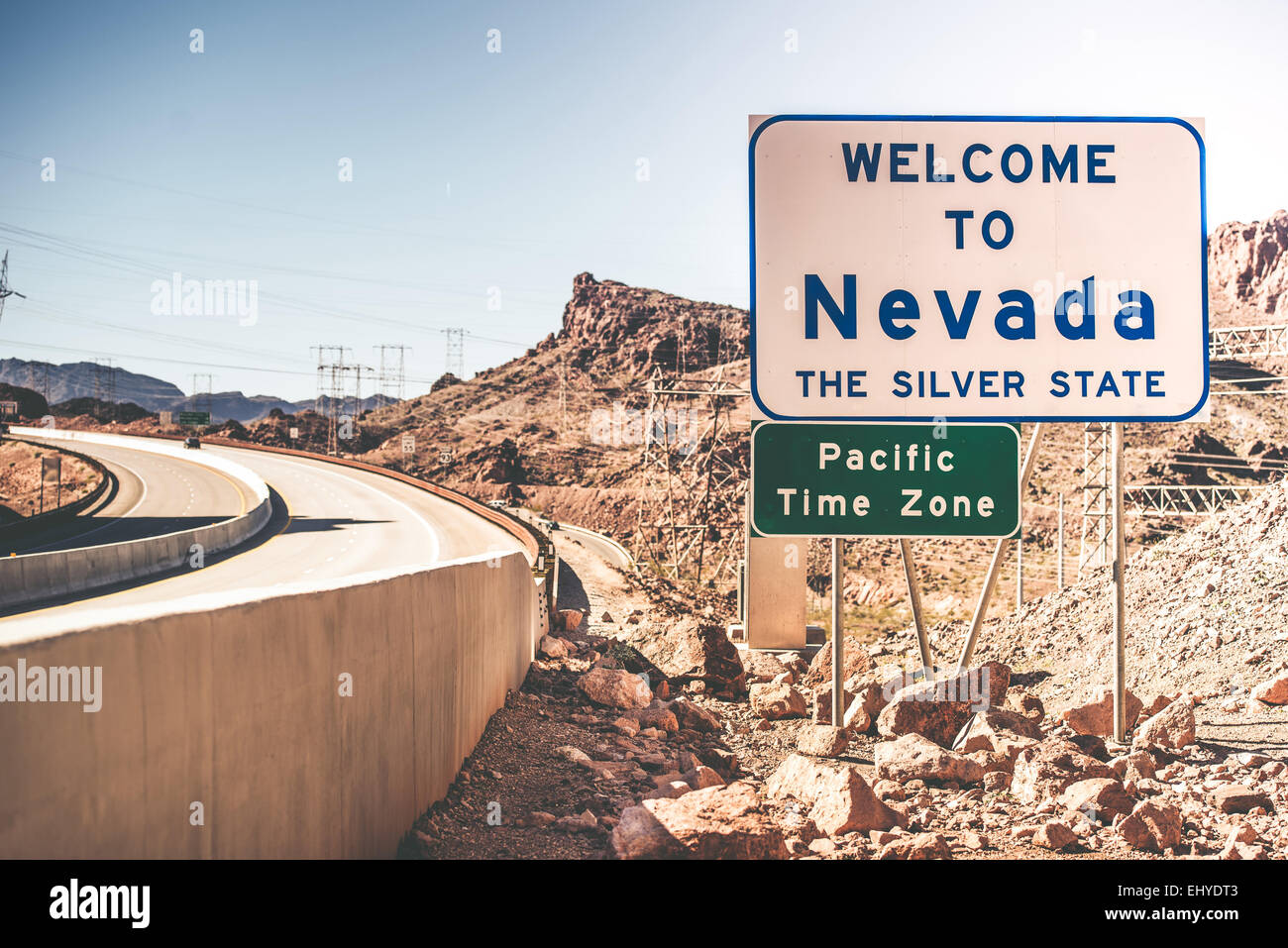 Willkommen in Nevada. Der Silber-Status. Autobahn-Willkommens-Schild. Pacific Standard Time Zone. Stockfoto
