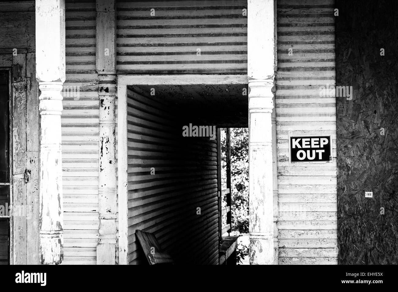 "Keep Out" Schild an einem verlassenen Haus in Bairs, Pennsylvania. Stockfoto