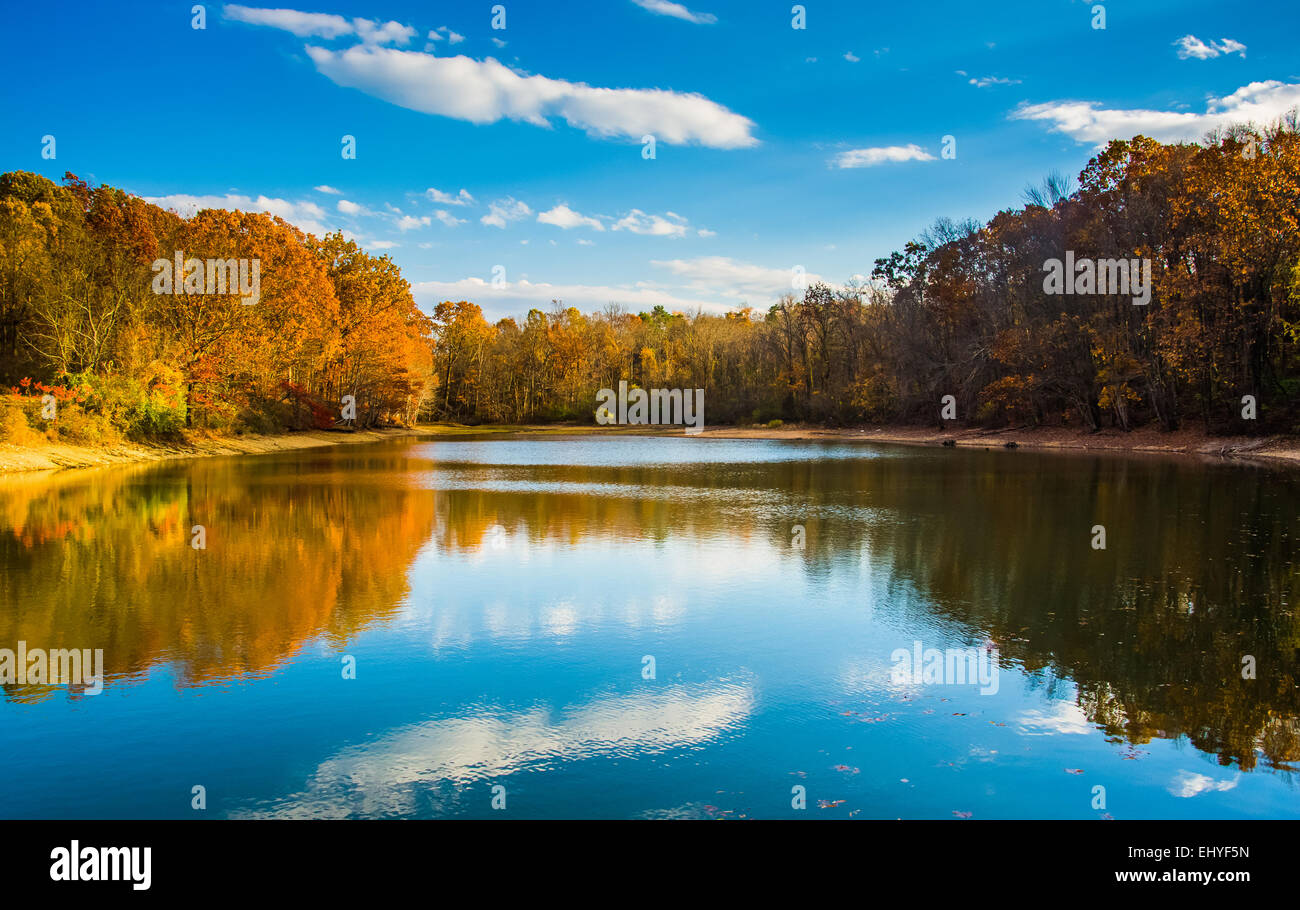 Herbstfarbe am See Marburg, Codorus State Park, Pennsylvania. Stockfoto