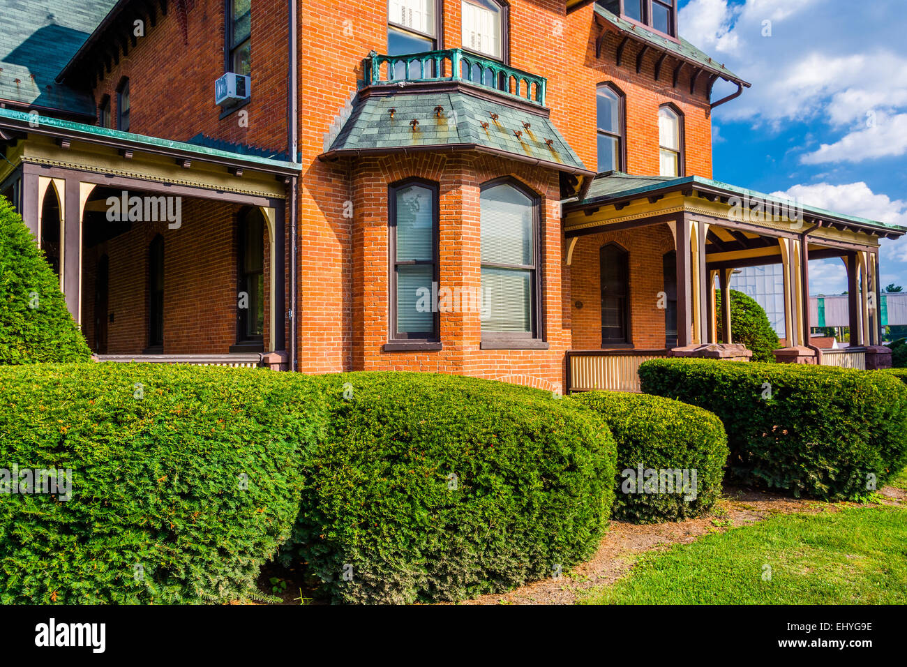 Büsche vor einem alten Haus in Spring Grove, Pennsylvania. Stockfoto