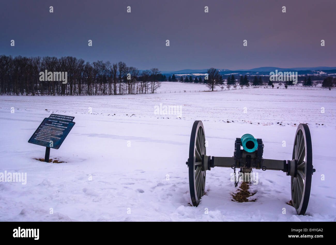 Kanone in einem schneebedeckten Feld in Gettysburg, Pennsylvania. Stockfoto