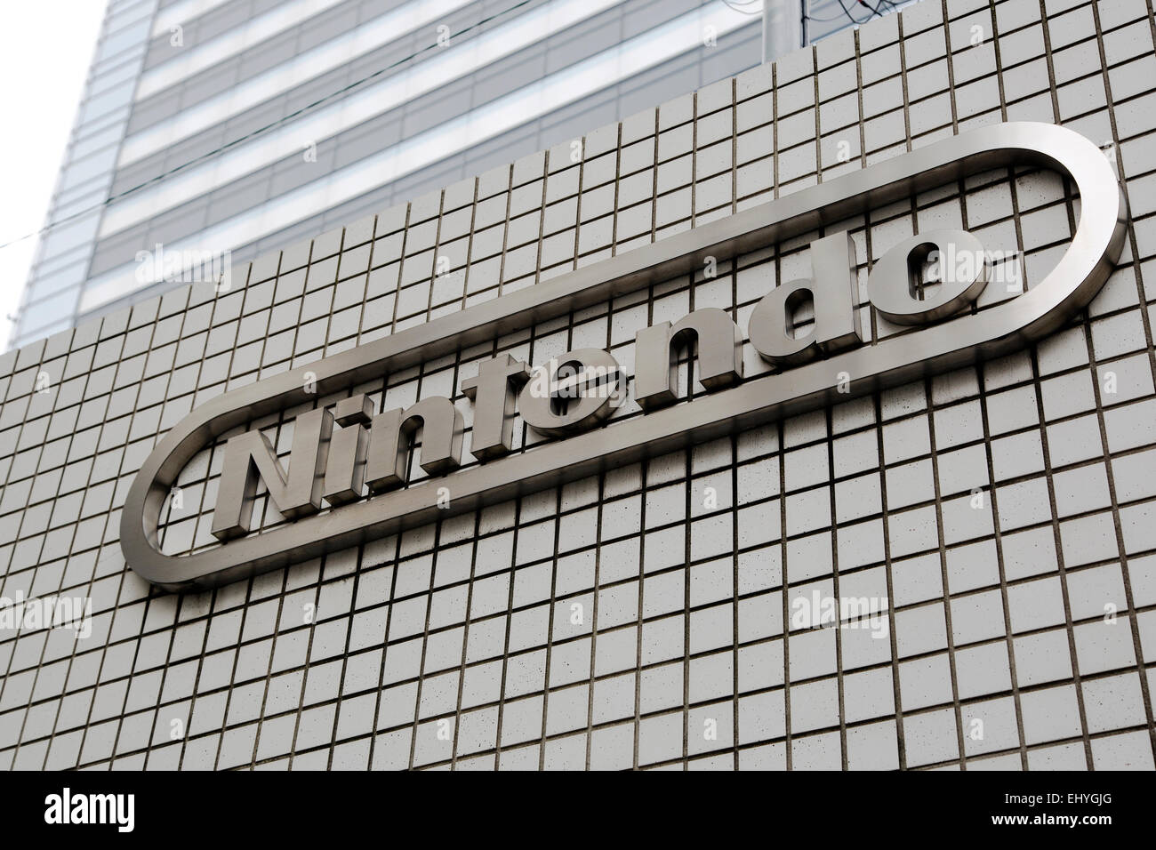 Nintendo Co., Ltd.-Logo auf dem Display außerhalb der Nintendo Tokyo Zweigstelle am 19. März 2015, Tokio, Japan. In einer Pressekonferenz am Dienstag 17. Nintendo kündigte ein neues Bündnis mit japanischen mobiles Portal und e-Commerce Unternehmen DeNA ermöglichen Nintendo geistiges Eigentum (IP) in der Entwicklung von Apps und Handy-Spiele verwendet werden. Nintendo und DeNA planen, entwickeln, einen Online-Mitglieder-Service für intelligente Geräte, PC und Nintendo Systeme. © Rodrigo Reyes Marin/AFLO/Alamy Live-Nachrichten Stockfoto