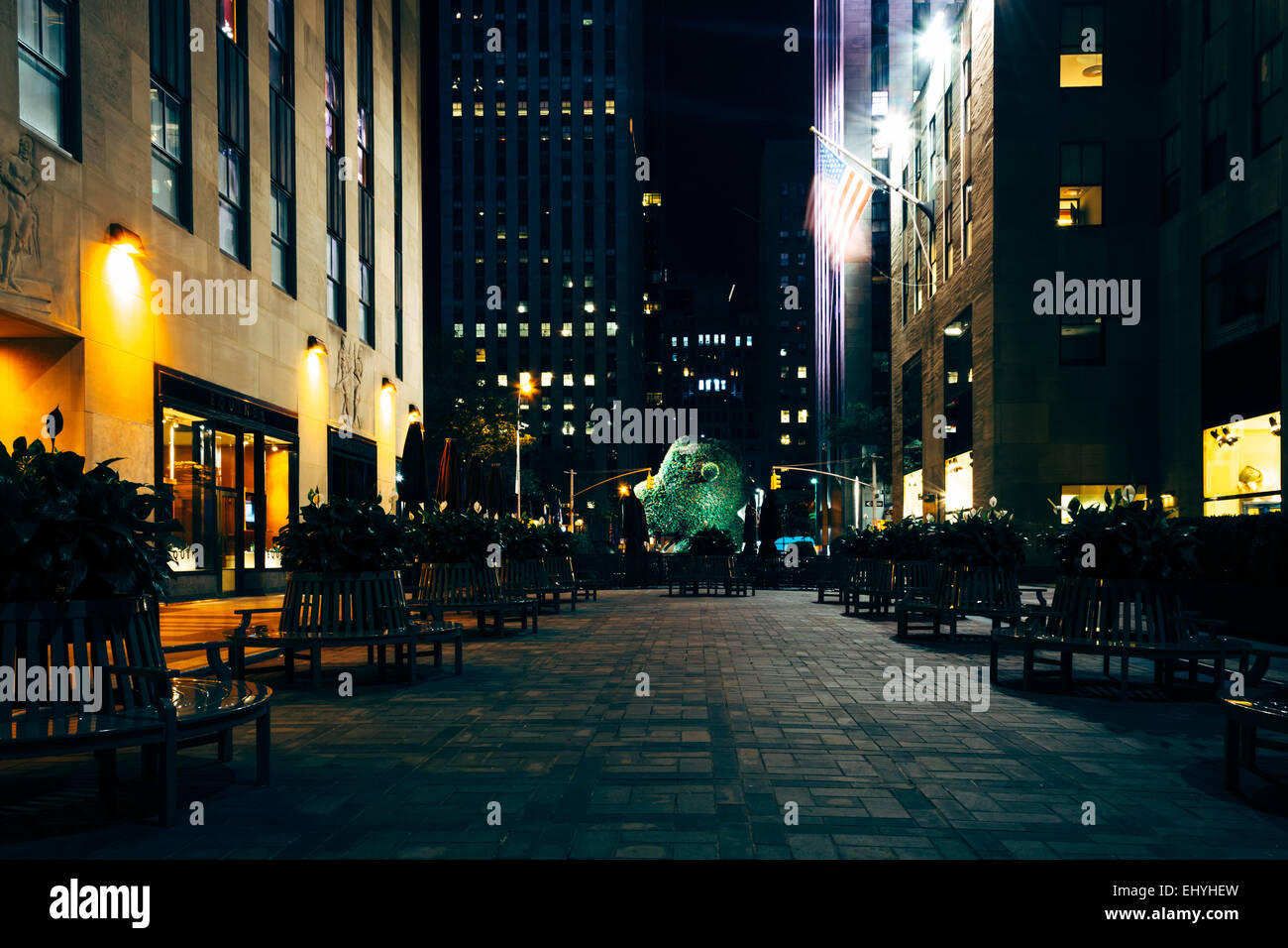 Hof entlang der 51st Street im Rockefeller Center in der Nacht, in Midtown Manhattan, New York. Stockfoto