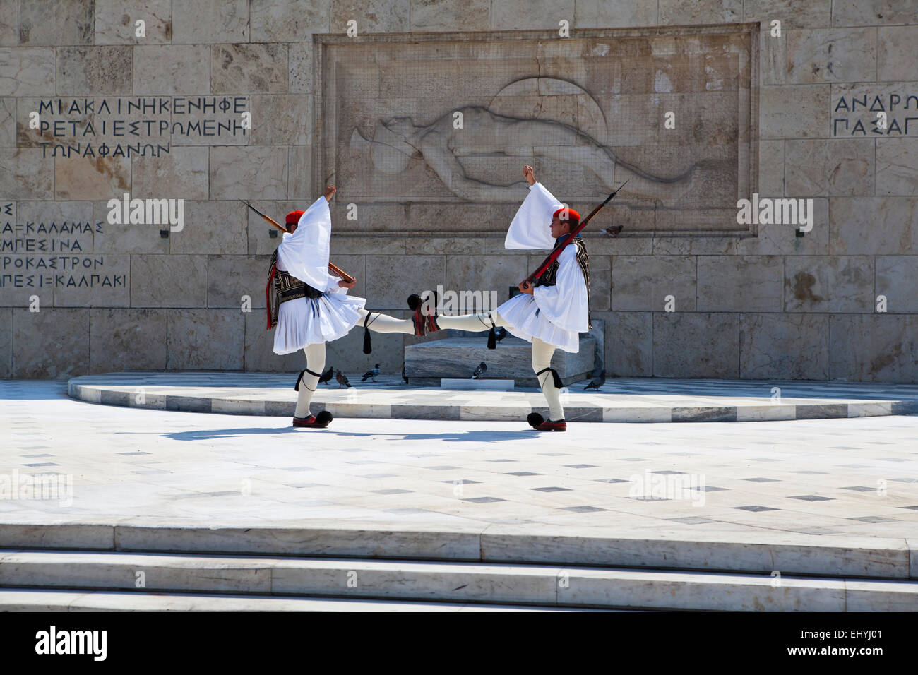 Zwei Evzonen bewacht das griechische Parlament in Athen, Griechenland. Stockfoto