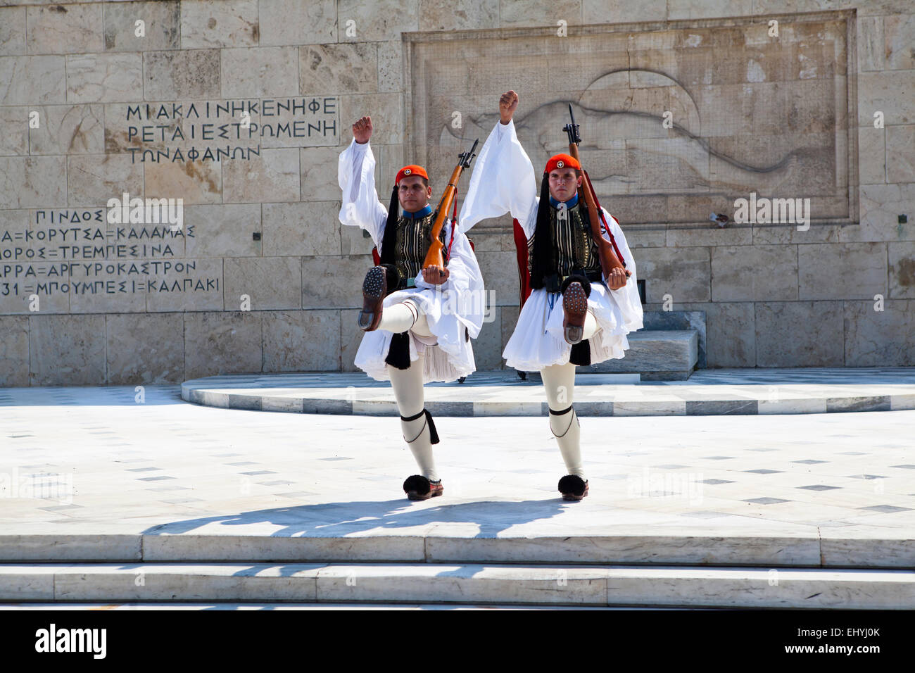 Zwei Evzonen bewacht das griechische Parlament in Athen, Griechenland. Stockfoto