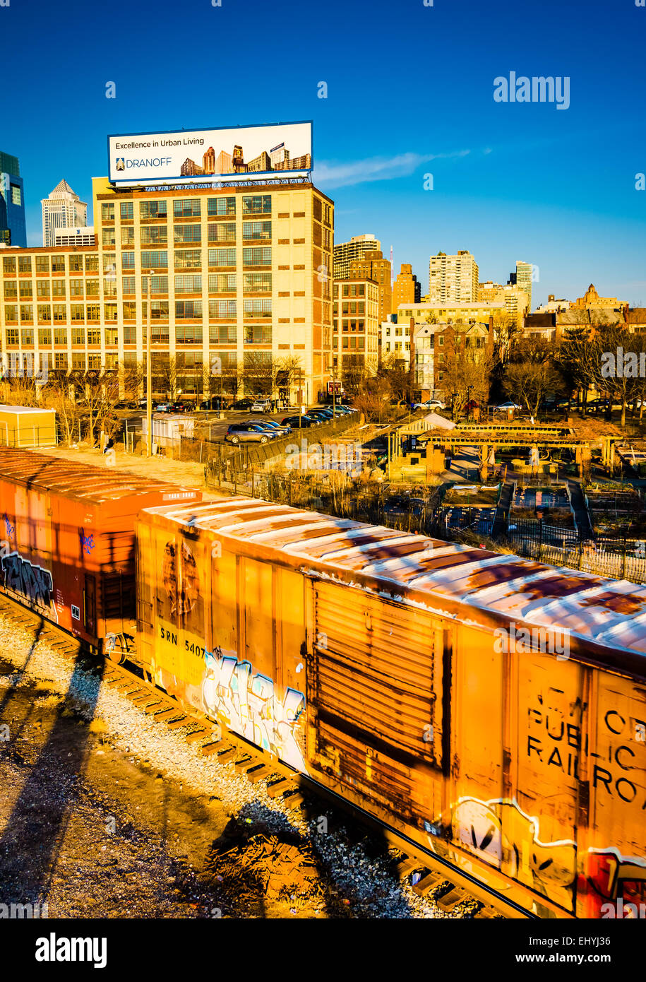 Abendlicht auf Eisenbahnwaggons und Gebäude in Philadelphia, Pennsylvania. Stockfoto