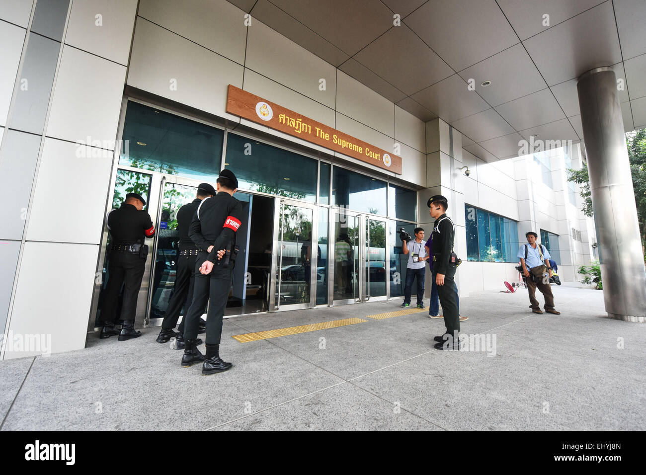 Bangkok. 19. März 2015. Soldaten bewachen außerhalb der Supreme Court von Thailand in Bangkok 19. März 2015. Die Thai Supreme Court Strafkammer für Inhaber von politischen Ämtern hat am Donnerstag ein Strafverfahren gegen ehemalige Premierministerin Yingluck Shinawatra für angebliche Straftat in einem umstrittenen Reis Verpfändung Schema zu akzeptieren. © Li Mangmang/Xinhua/Alamy Live-Nachrichten Stockfoto