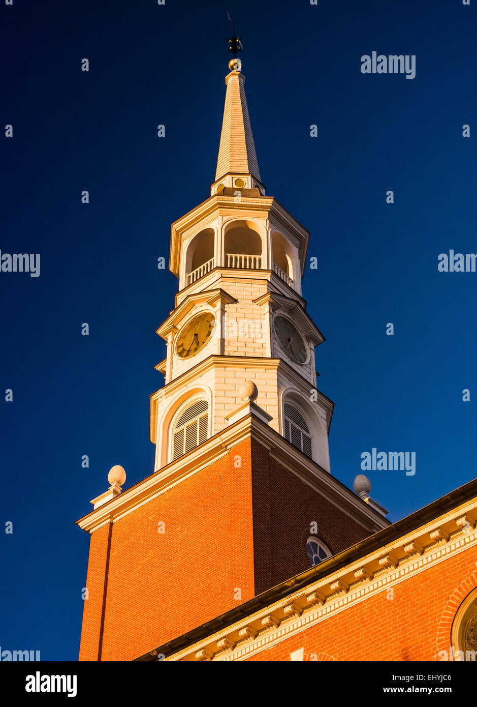 Abendlicht am Glockenturm einer Kirche in York, Pennsylvania. Stockfoto