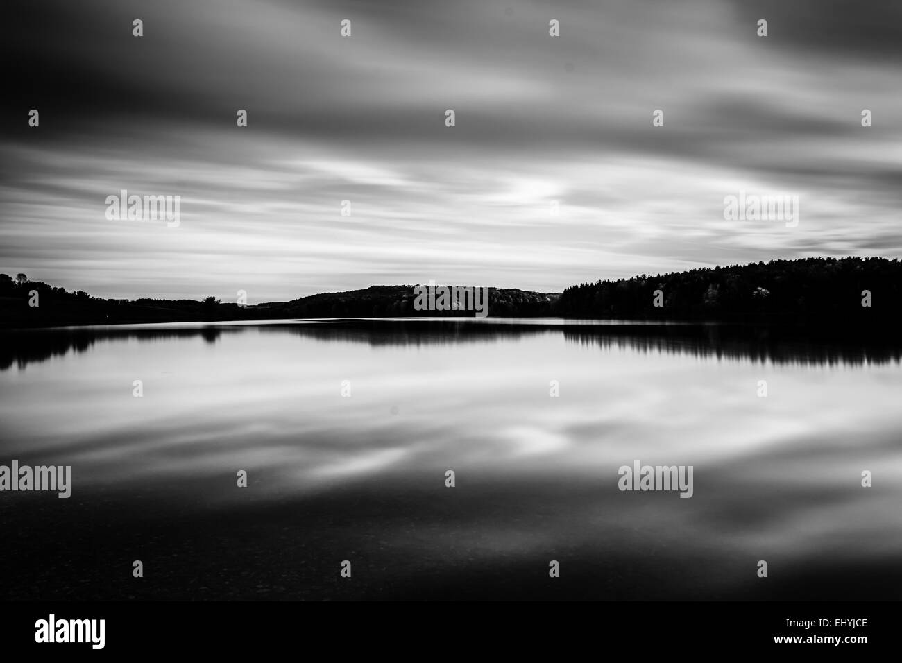 Am Abend Langzeitbelichtung von Wolken über lange Arm-Stausee in der Nähe von Hannover, Pennsylvania. Stockfoto