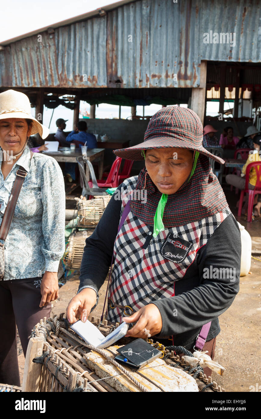 Krabben Sie-Markt in Kep, Kambodscha. Traditionelle Besetzung für ihren Lebensunterhalt. Eine Frau, die ihr Einkommen am Ende des Arbeitstages zu zählen. Stockfoto