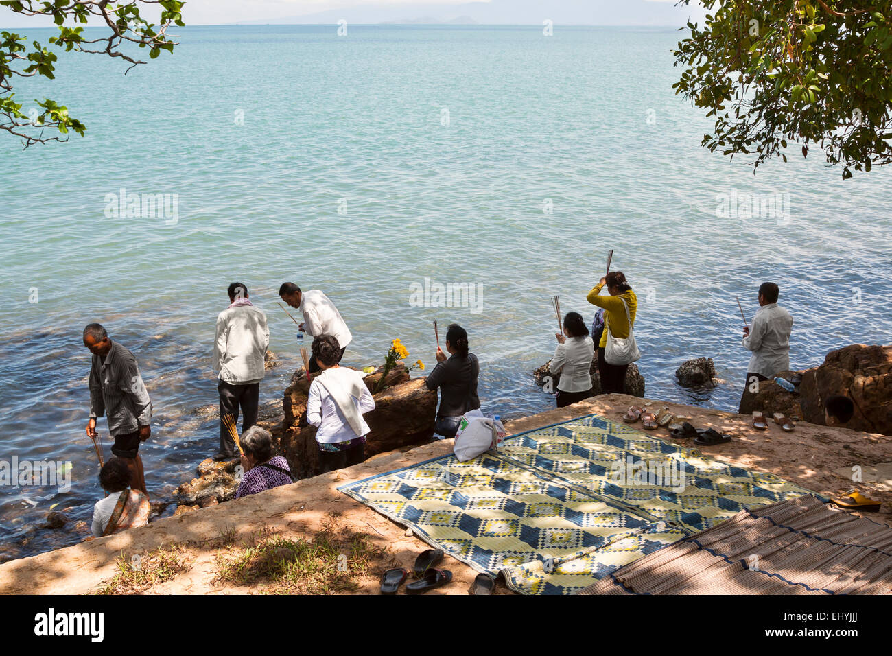 Kambodschanische Familienpraxis spirituelles Ritual am Meer in Kep, Kambodscha, Asien. Stockfoto