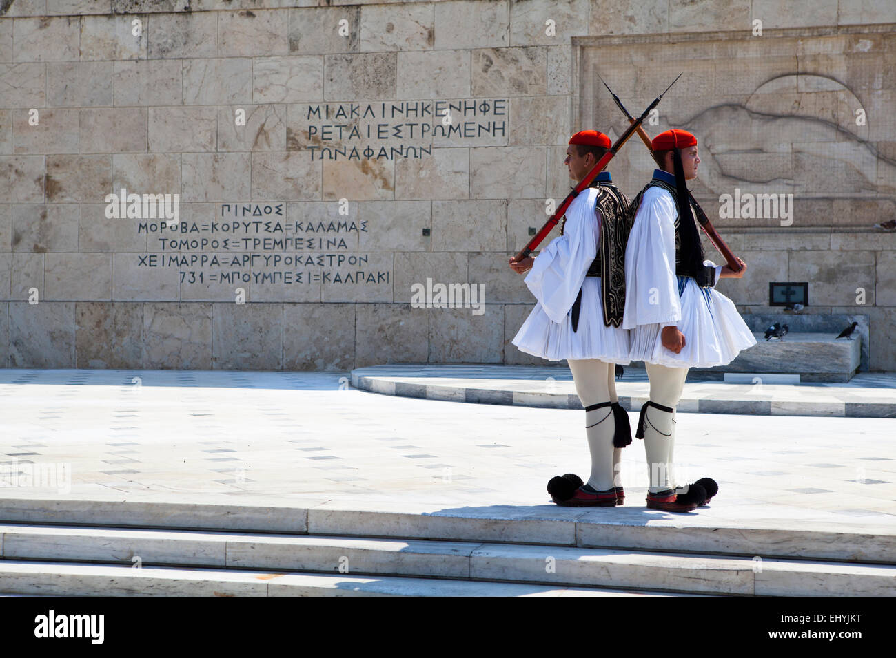 Zwei Evzonen bewacht das griechische Parlament in Athen, Griechenland. Stockfoto