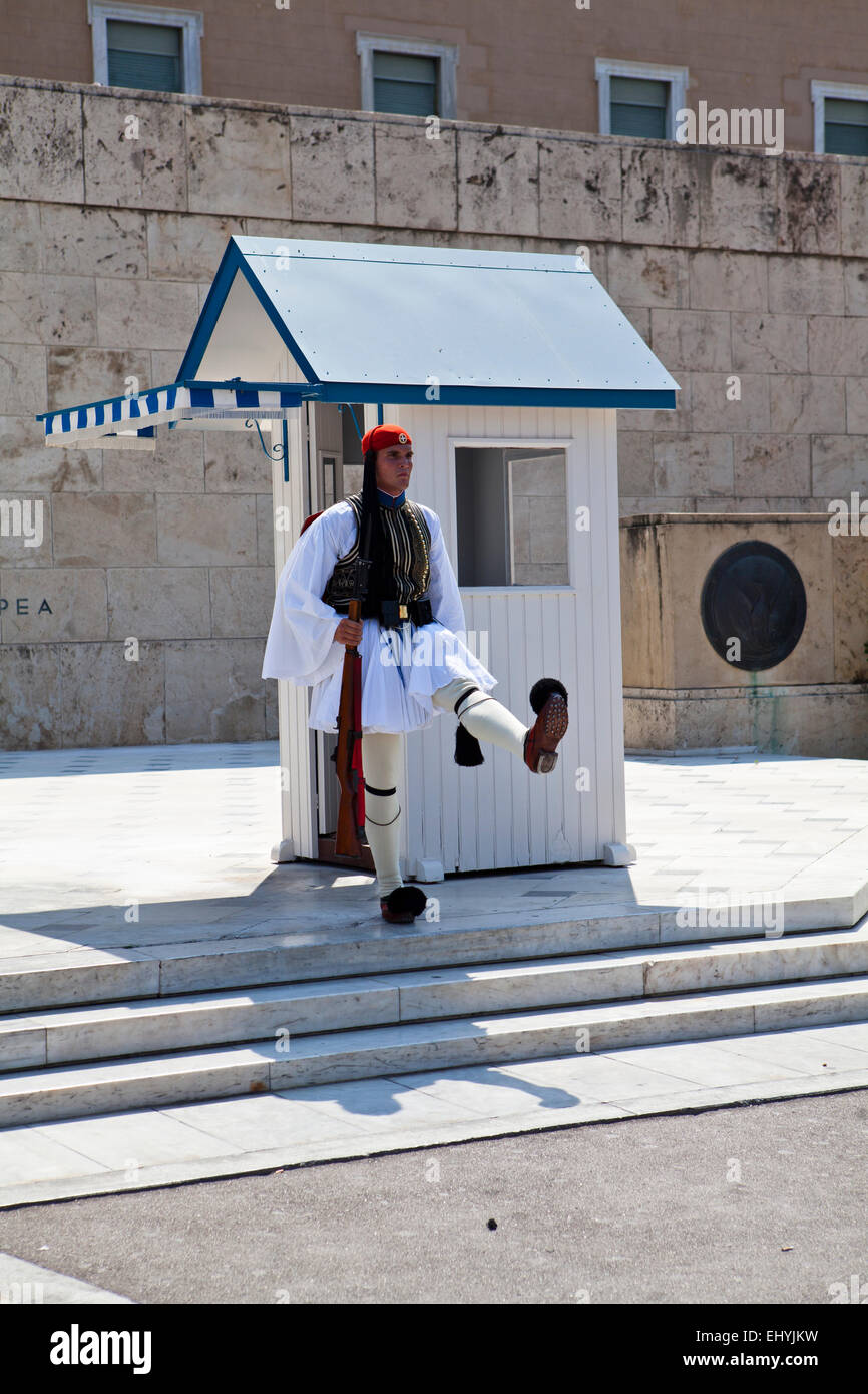 Eine Evzone schützt das griechische Parlament in Athen, Griechenland. Stockfoto