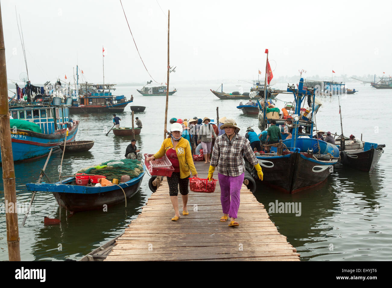 Einem anstrengenden Fisch Handel in den frühen Morgenstunden in der Nähe von Hoi an, Vietnam. Stockfoto