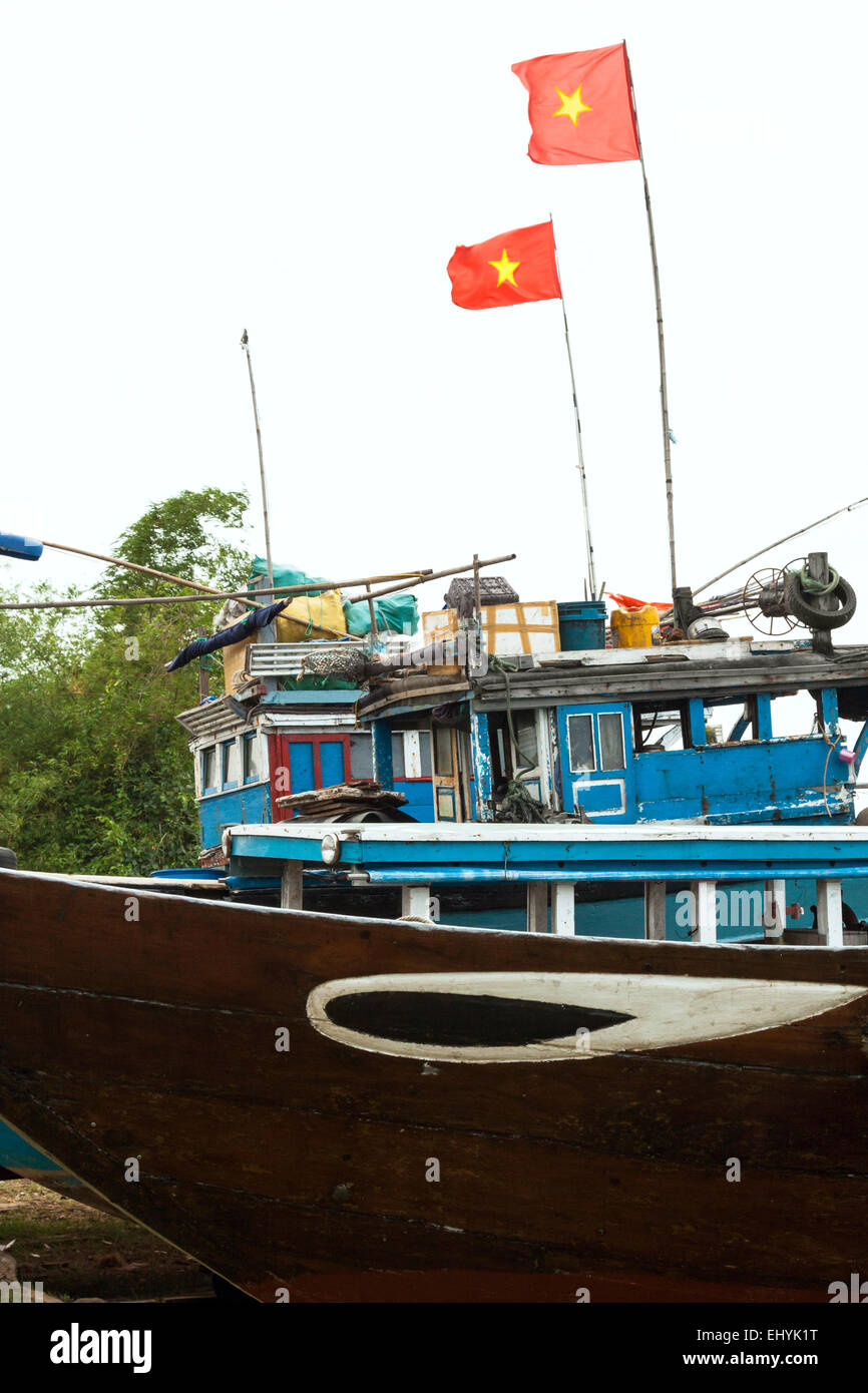Angelboot/Fischerboot mit Nationalflaggen in Vietnam, Asien. Stockfoto