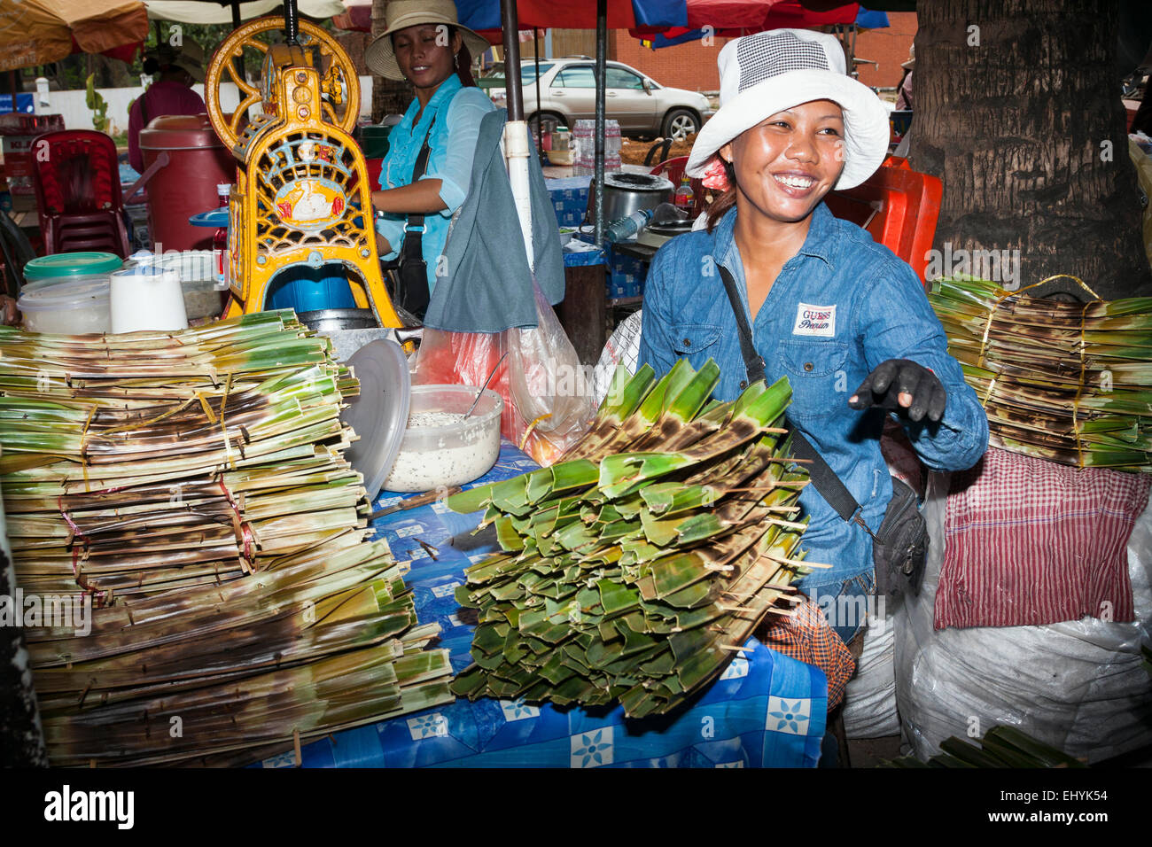 Krabben Sie-Markt in Kep, Kambodscha. Traditionelle Besetzung für ihren Lebensunterhalt. Ein lächelndes Mädchen verkaufen lokale Speisen. Stockfoto