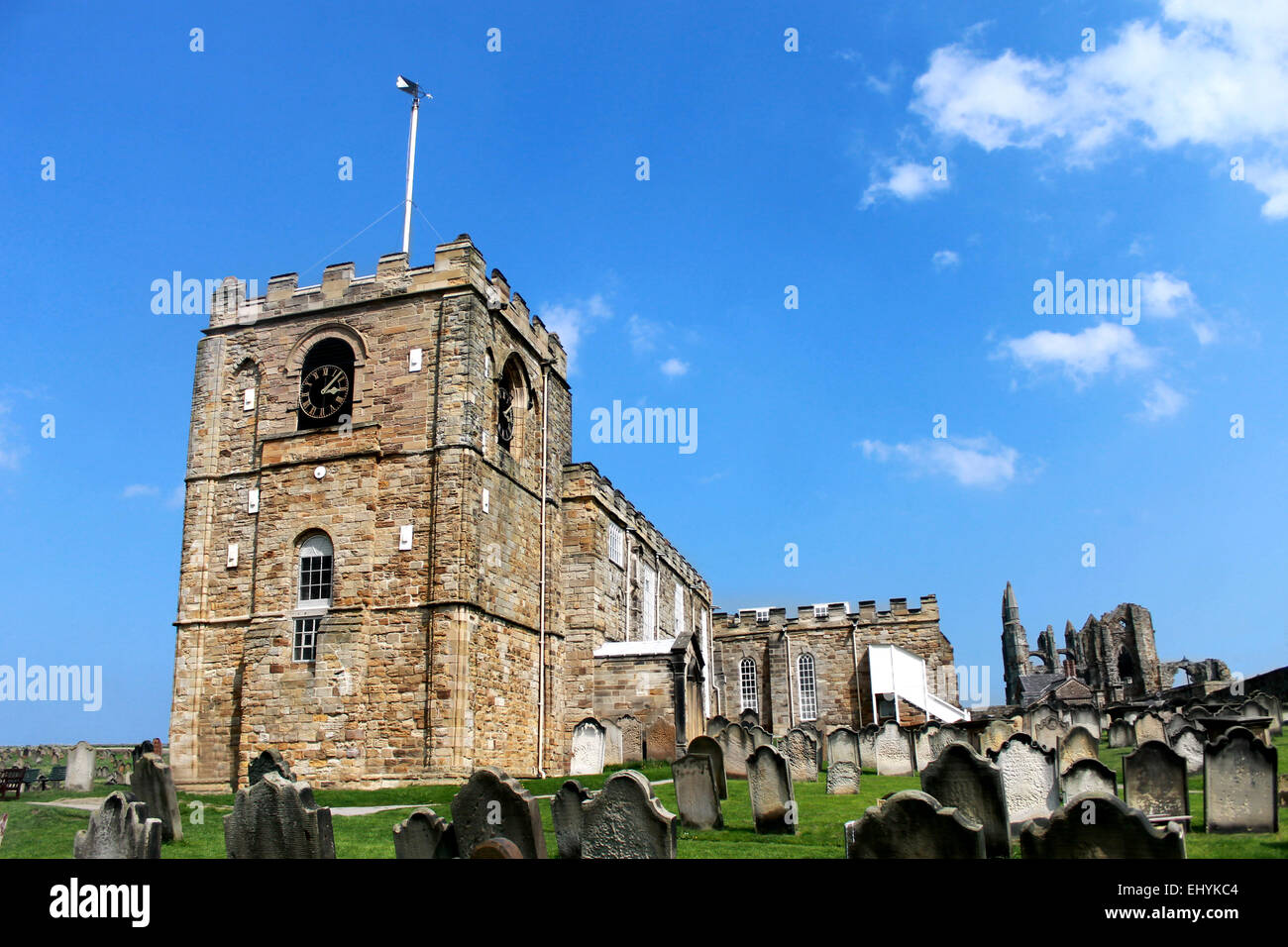 Malerische Aussicht auf St. Marys Church in Whitby mit Gräbern im Vordergrund, North Yorkshire, England. Stockfoto