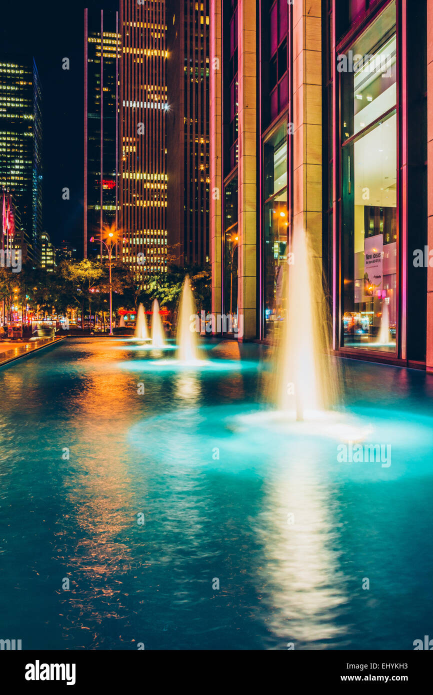 Brunnen in der Nacht, im Rockefeller Center, Midtown Manhattan, New York. Stockfoto