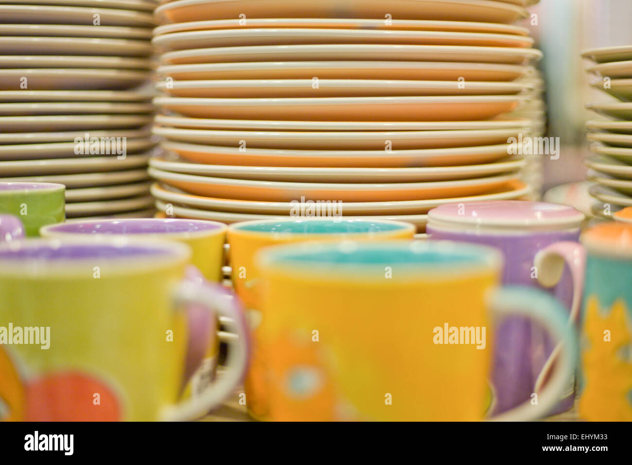 Bunte Keramik Schalen bereit für den Verkauf auf dem Markt Stockfoto