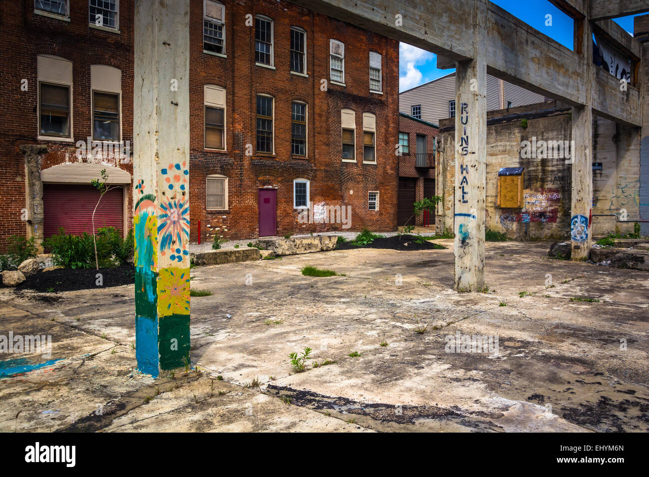 Graffiti auf den Ruinen eines alten Gebäudes in Glen Rock, Pennsylvania. Stockfoto