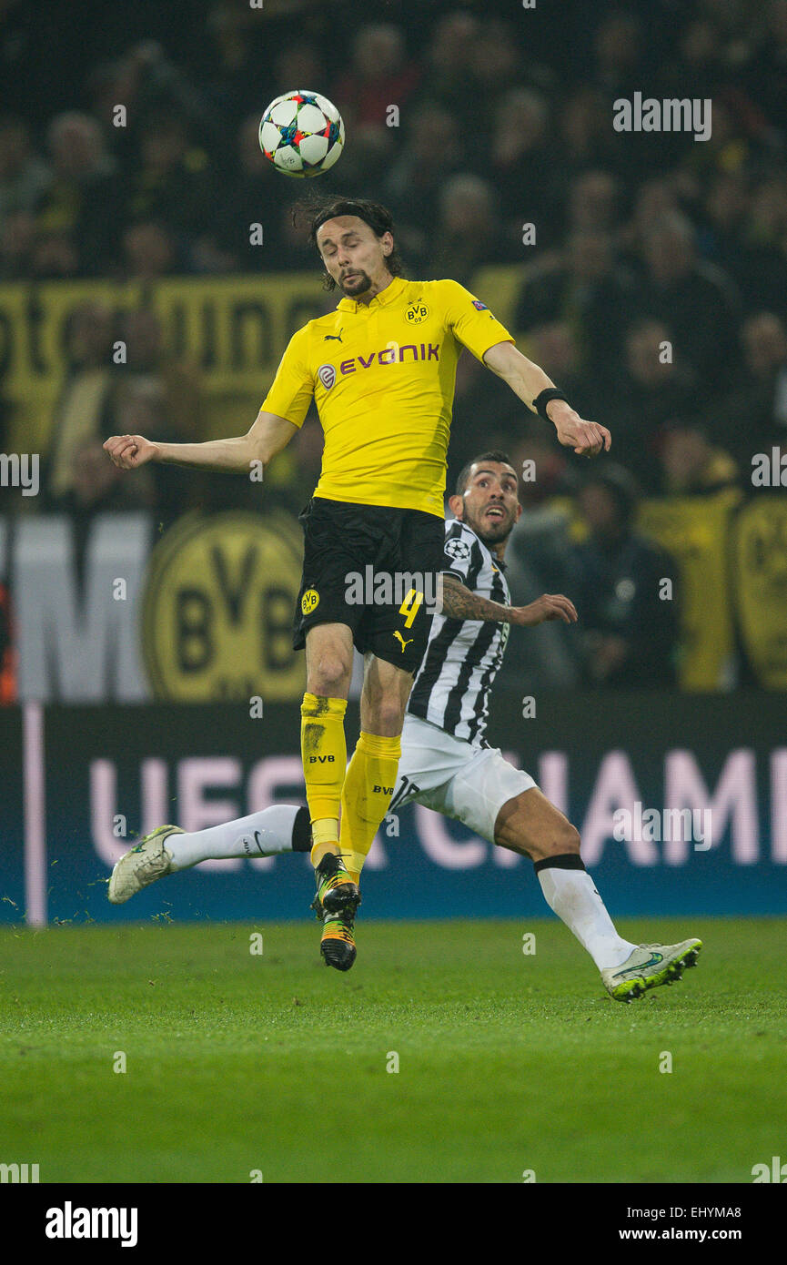 Turins Carlos Tevez (hinten) und der Dortmunder Neven Subotic in Aktion während der Fußball-Champions League-Runde von 16 Spiel Borussia Dortmund gegen Juventus Turin in Dortmund, Deutschland, 18. März 2015. Foto: Maja Hitij/dpa Stockfoto