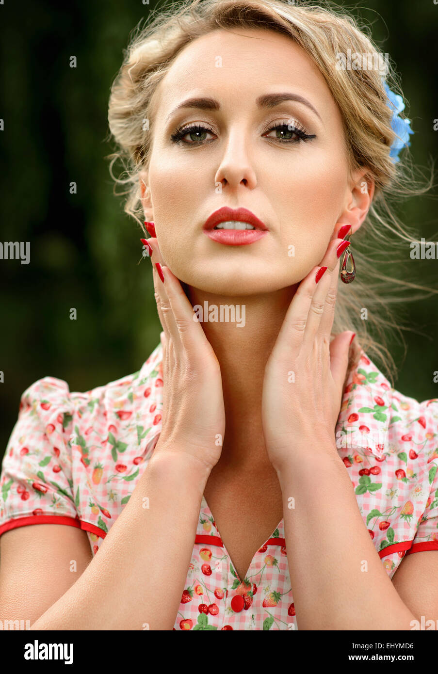 Porträt einer Mitte erwachsenen Frau hielt ihre Hände, ihr Gesicht Stockfoto