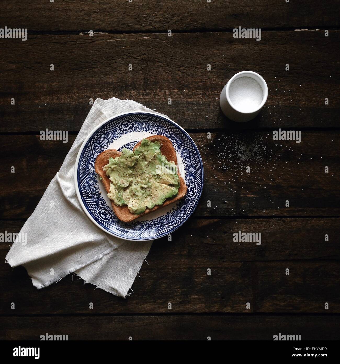 Avocado auf Toast mit Salz Stockfoto