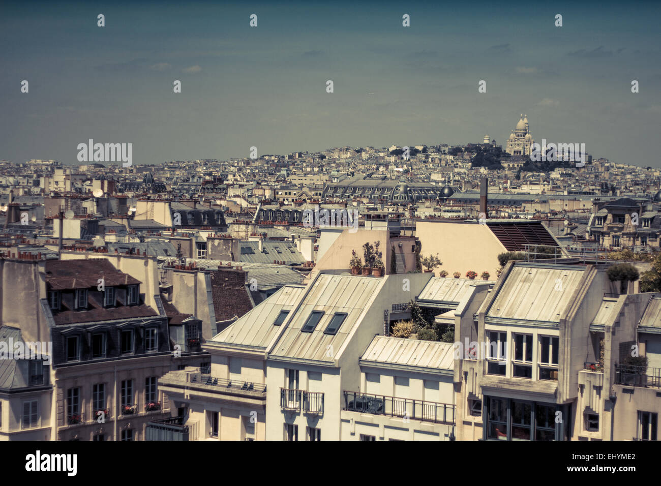 Paris mit seinen alten Gebäuden, Dächer und Montmartre im Hintergrund Stockfoto