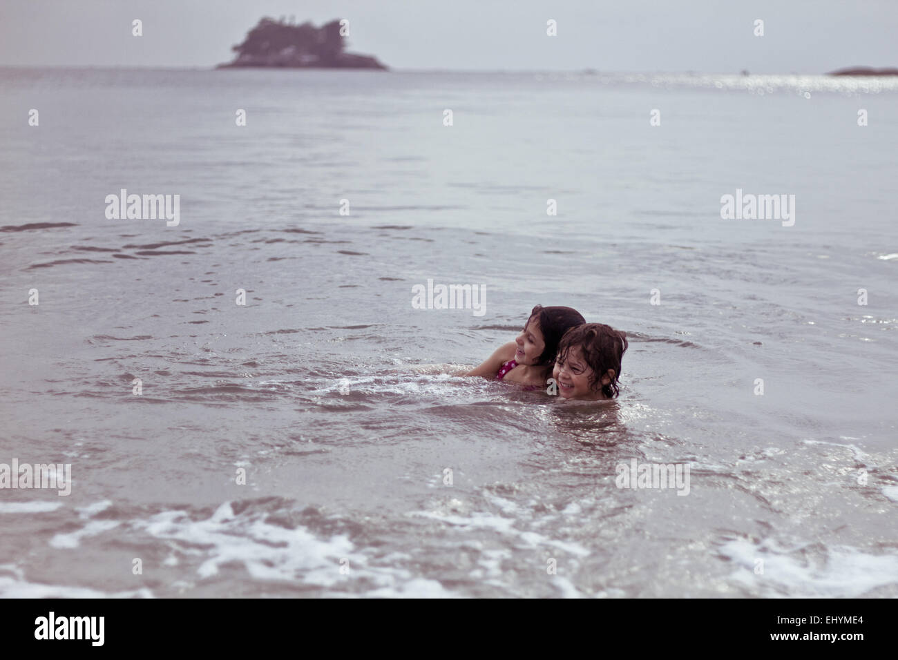 Zwei Jungen spielen im Meer, Brasilien Stockfoto