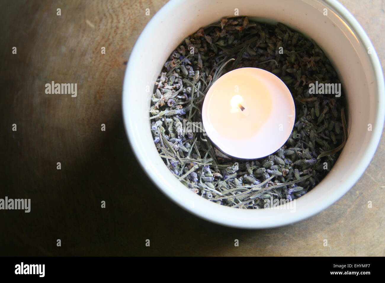 Schale mit getrockneten Lavendel und ein Teelicht Stockfoto