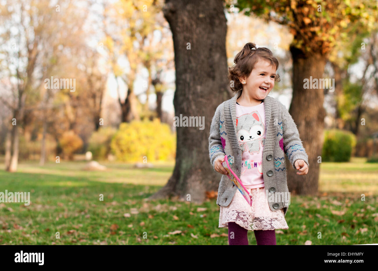 Glückliches Mädchen im park Stockfoto