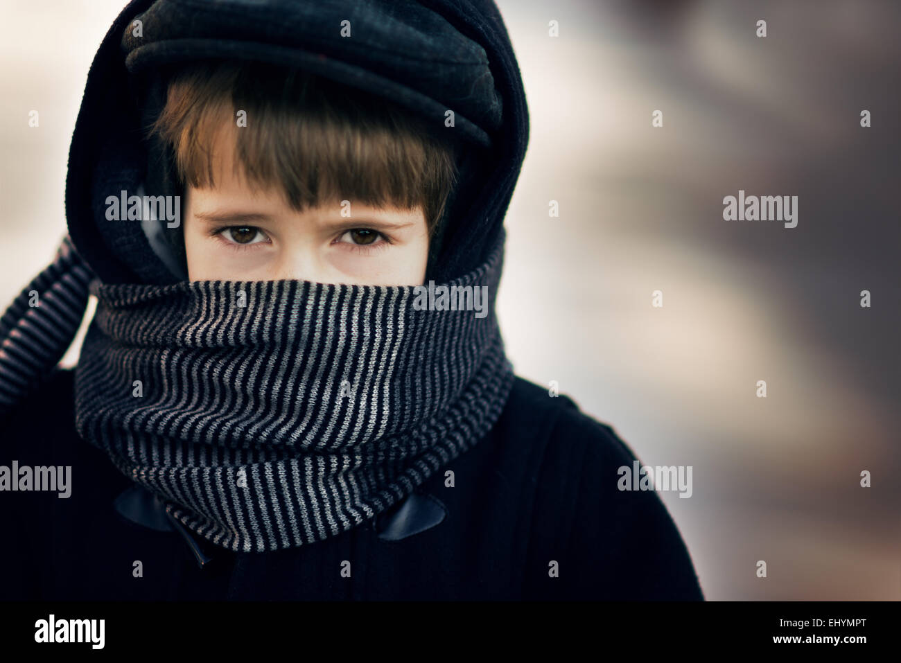 Junge trägt einen Schal um sein Gesicht Stockfoto