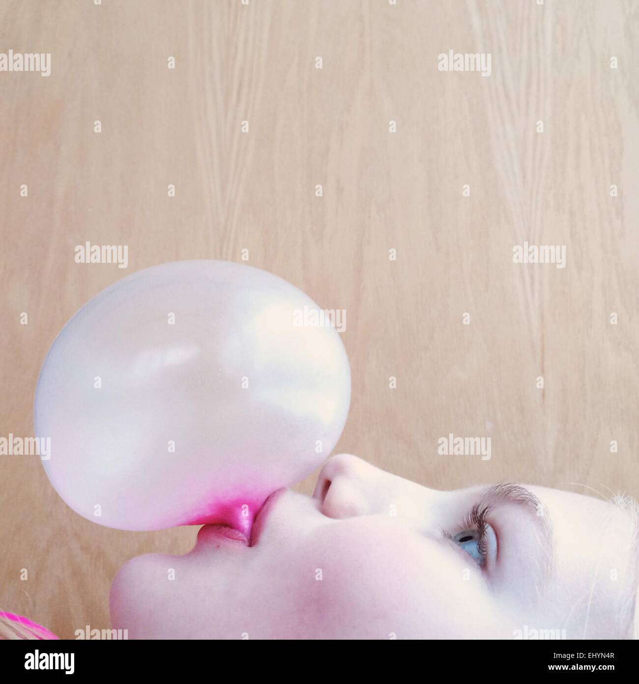 Porträt eines Mädchens bubblegum Seifenblase Stockfoto