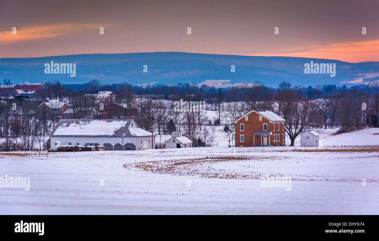 Haus und Scheune in einem verschneiten Hof-Feld in Gettysburg, Pennsylvania. Stockfoto
