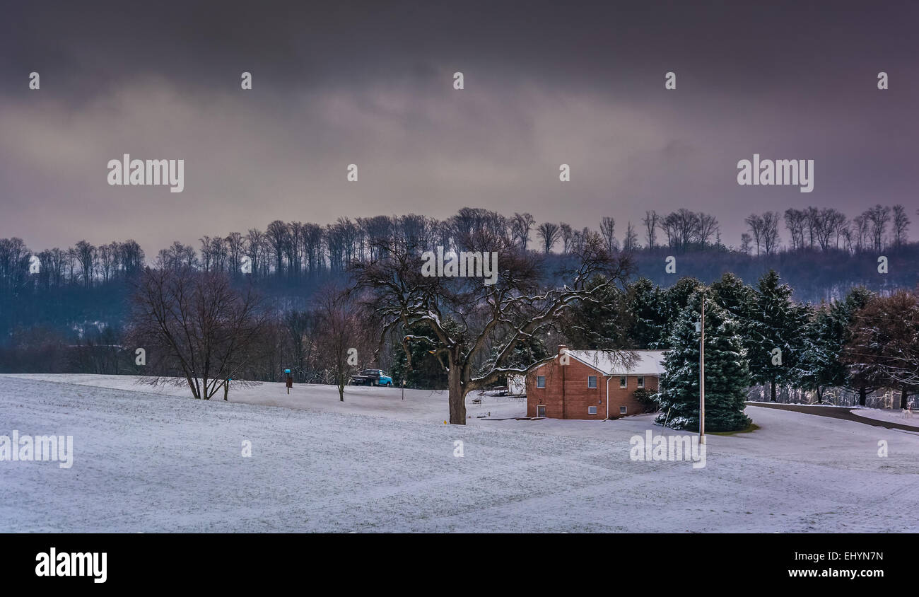 Haus und Schnee überdachten Bereich im ländlichen York County, Pennsylvania. Stockfoto