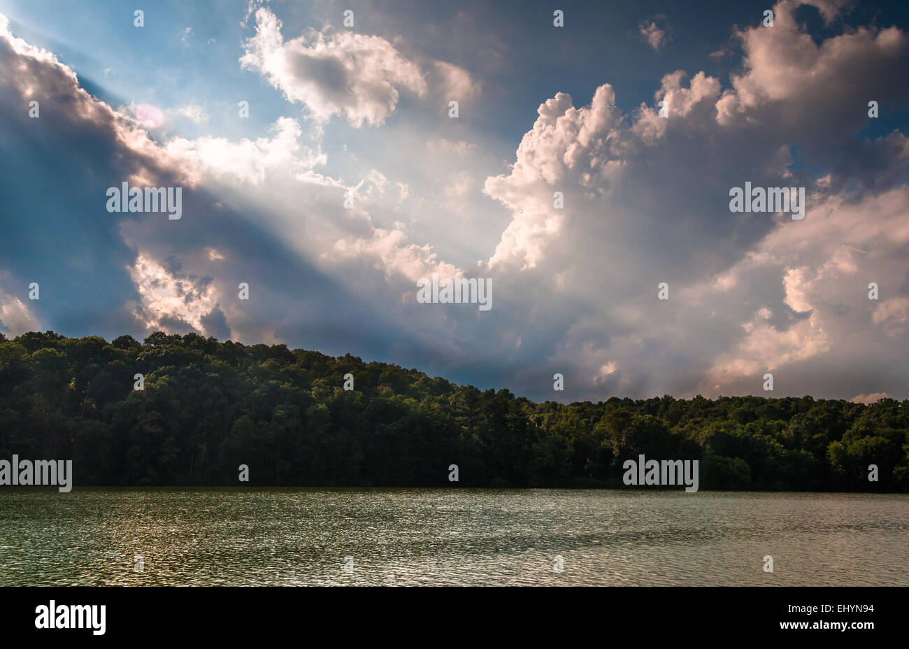 Unglaublichen Abend Lichtstrahlen über Williams Lake, in York, Pennsylvania. Stockfoto