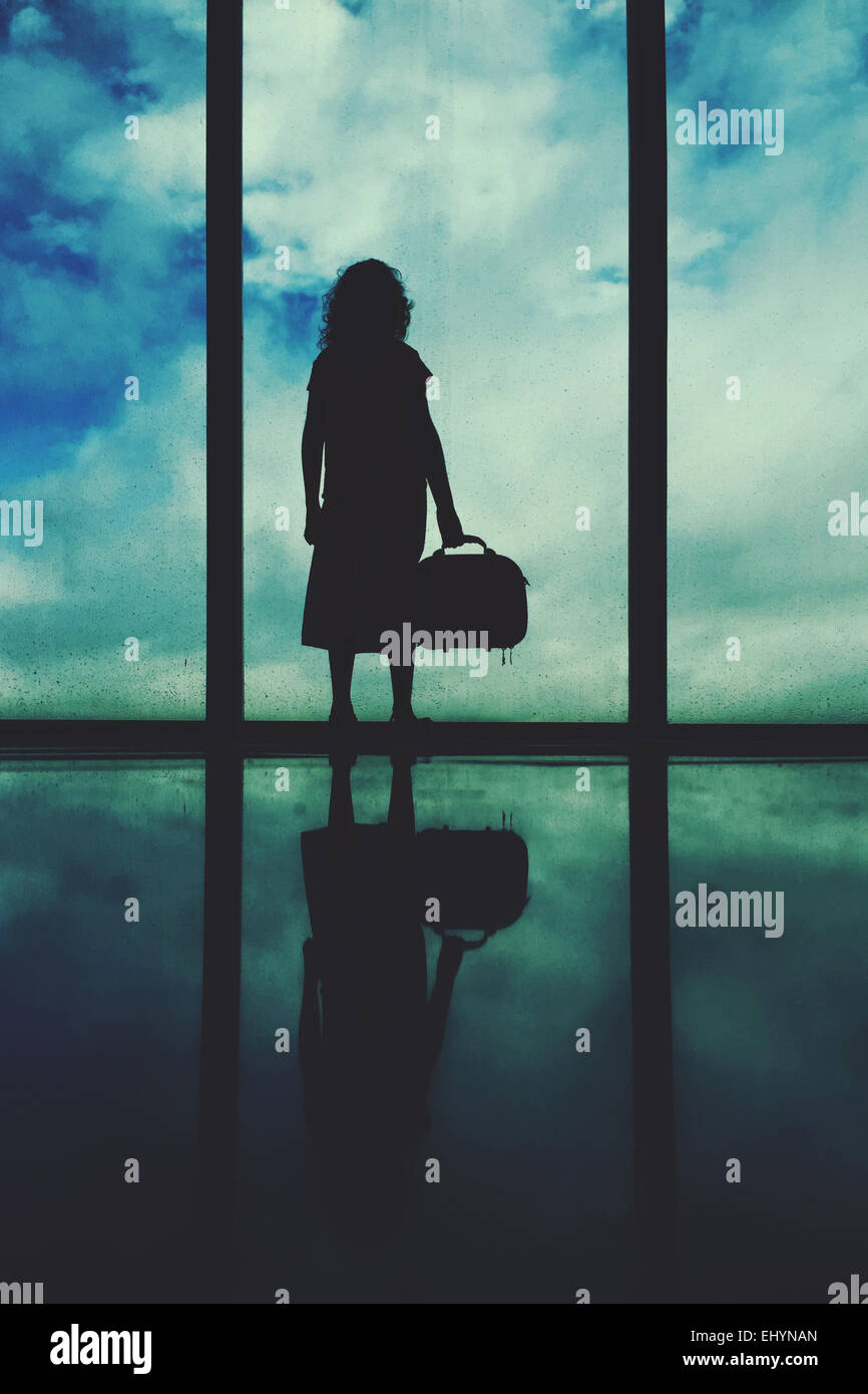 Silhouette eines Mädchens stehen am Flughafen Fenster Stockfoto