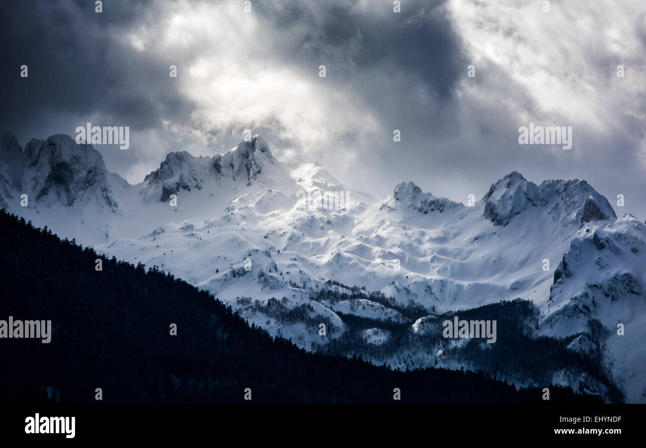 Schneebedeckte Berge, Lescun, Pyrenäen, Frankreich Stockfoto