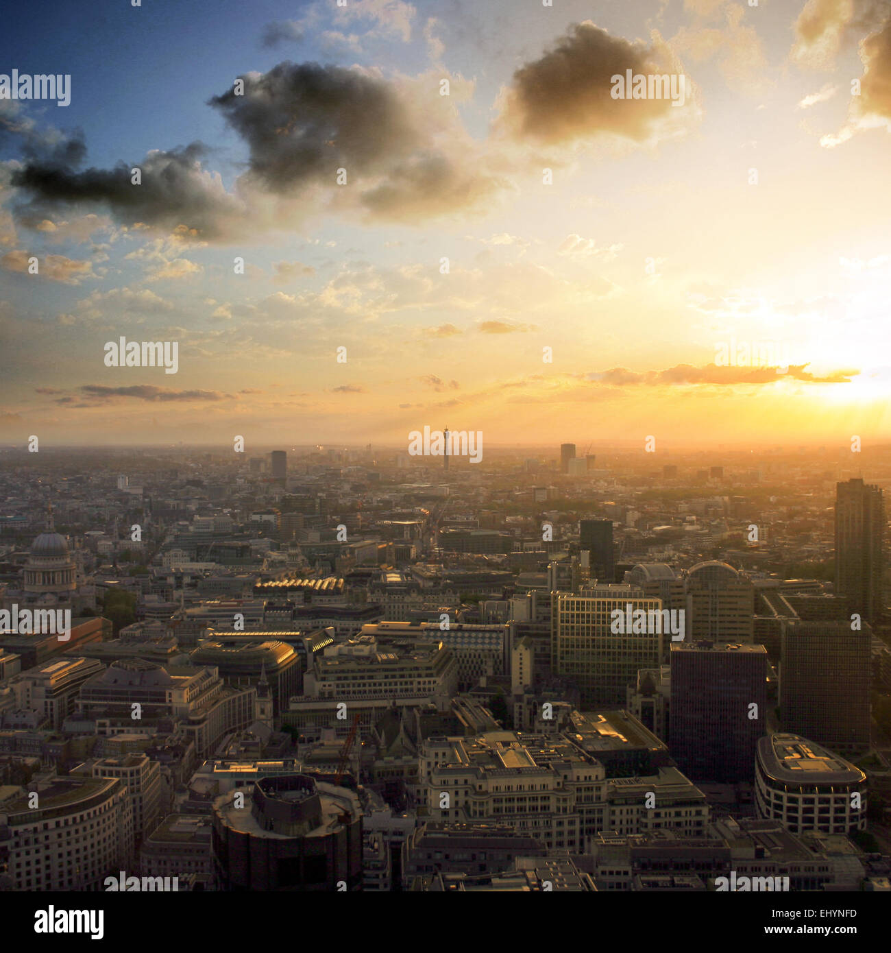 Sonnenuntergang über der Skyline von London, England, Großbritannien Stockfoto