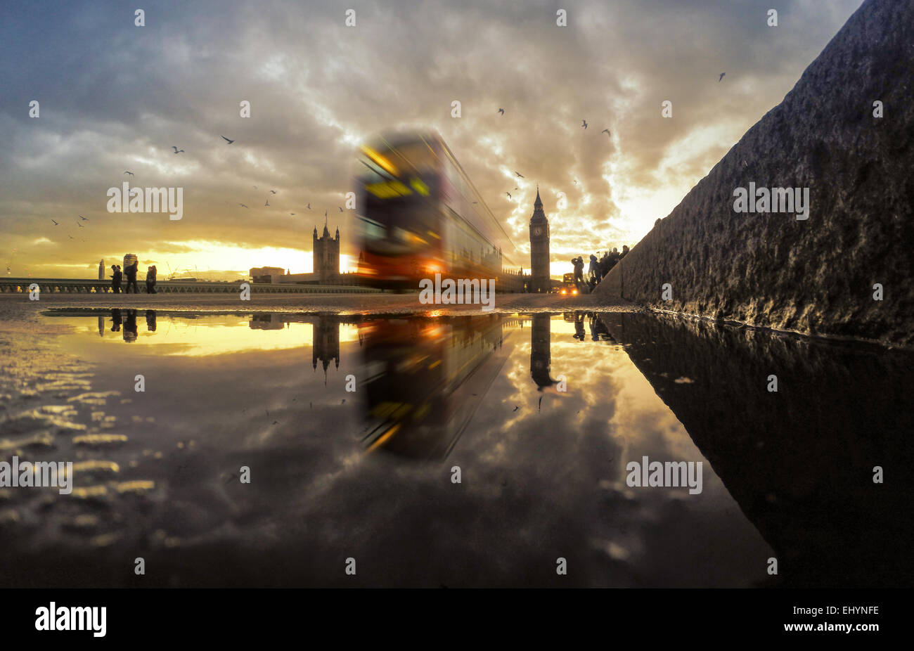 Bus über Westminster Bridge bei Sonnenuntergang, England, Großbritannien Stockfoto