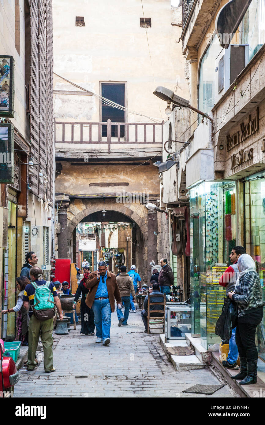 Blick auf eine Straße im Souk Khan el-Khalili in Kairo. Stockfoto