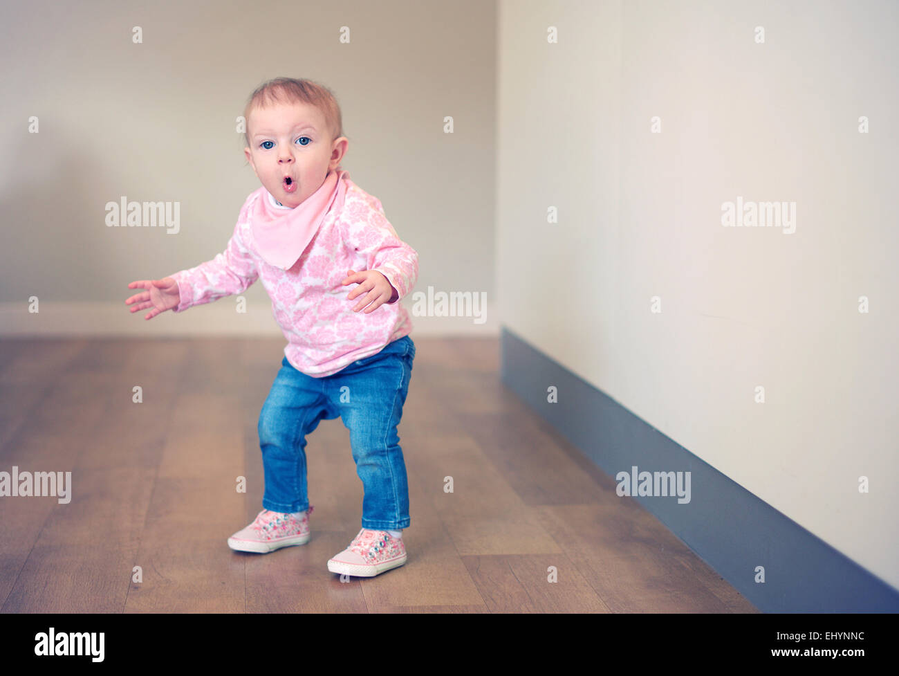 Babymädchen laufen lernen Stockfoto