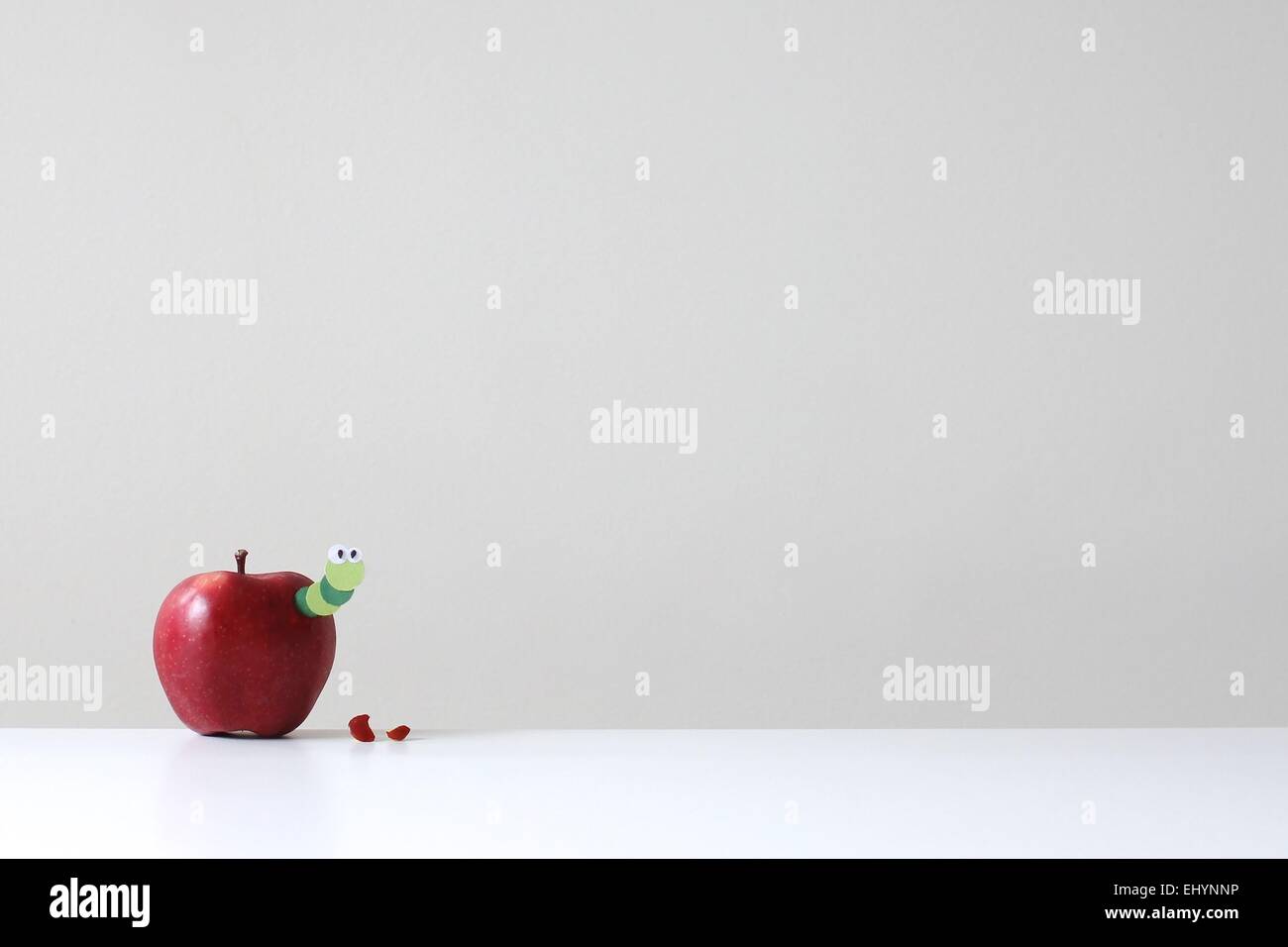 Ein roter Apfel mit einem Grünbuch Wurm stossen Stockfoto