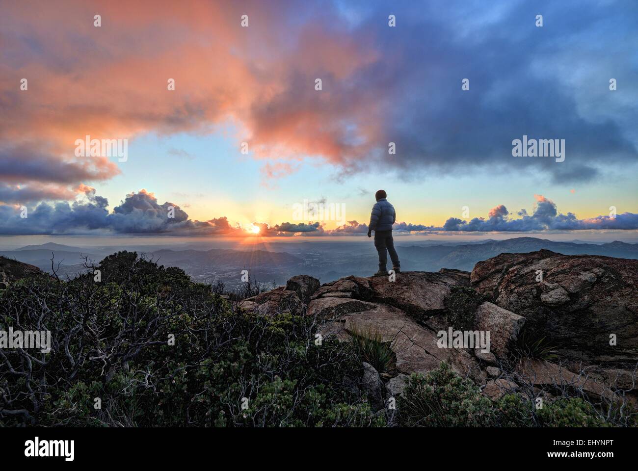 Reifer Mann steht auf einem Berg bei Sonnenuntergang, Cleveland National Forest, USA Stockfoto