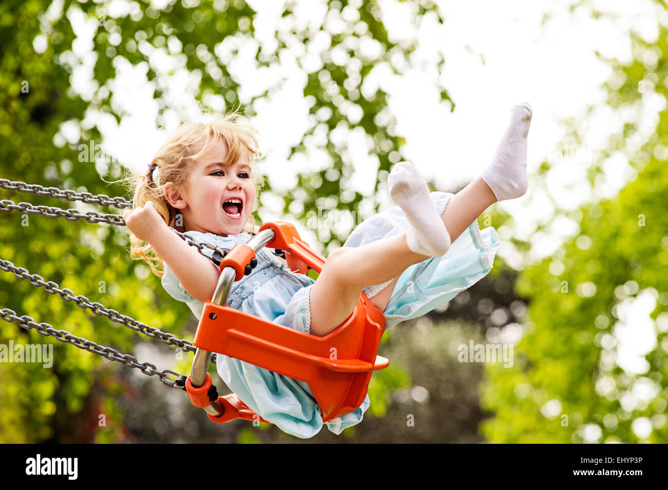 Mädchen in einem Eimer Schwung Stockfoto